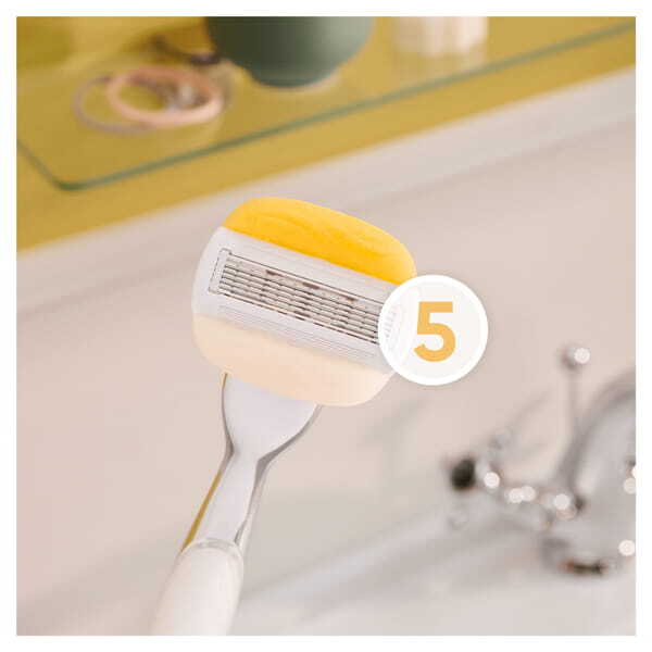 Venus Comfortglide Coconut Plus Olay Razor - 8 Blades GOODS Superdrug