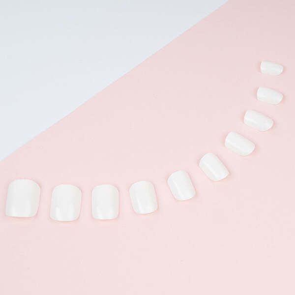 Invogue Classic White Square Nails (24 Pieces)