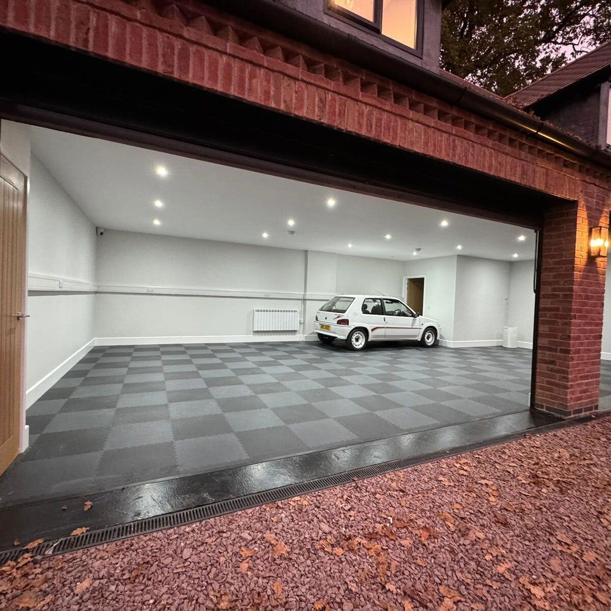 Klikflor RX500 7mm Recycled Garage Floor Tiles 4 pack (497 x 497 x 7mm) - 0.98m&amp;sup2; per pack in Black or Graphite