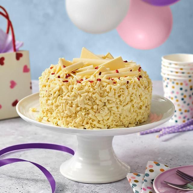 M&amp;amp;S White Chocolate &amp;amp; Strawberry Cake   880g