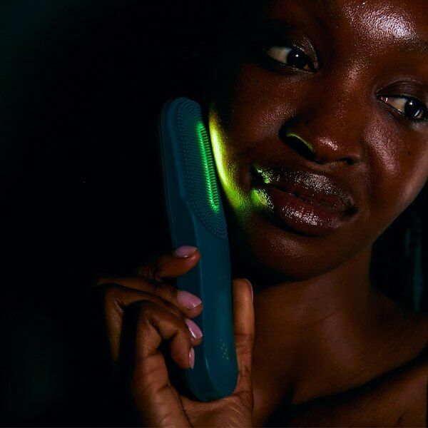 MAGNITONE XO LightsOut LED Silicone Cleansing Brush
