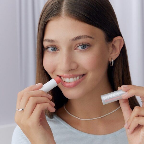 Nivea Hyaluron Moisture Sheer Ros&amp;eacute; Lip Balm, 4.8G