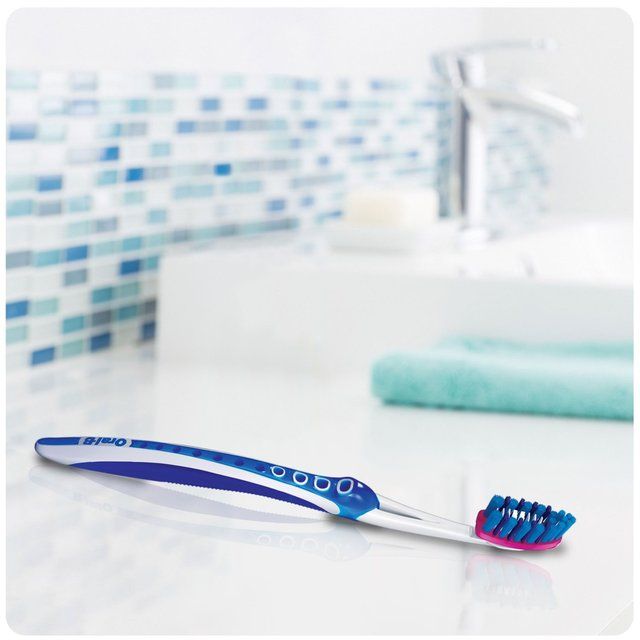 Oral-B 3D White Luxe Pro Flex 38 Medium Toothbrush
