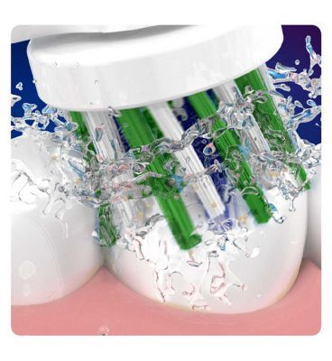 Oral-B CrossAction Toothbrush Head with CleanMaximiser Technology, 4 Pack